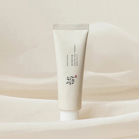 Tubo de protector solar Beauty of Joseon Relief Sun sobre fondo beige