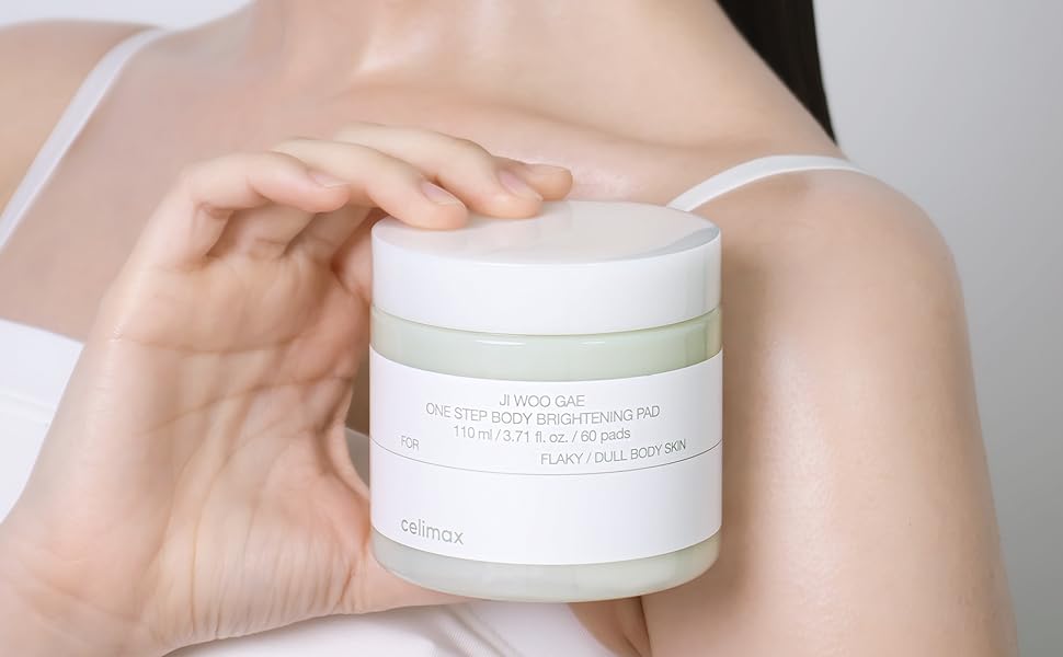 Discos de algodón exfoliantes Celimax Jiwoogae One Step Body Brightening Pad mostrados en frasco sobre mano
