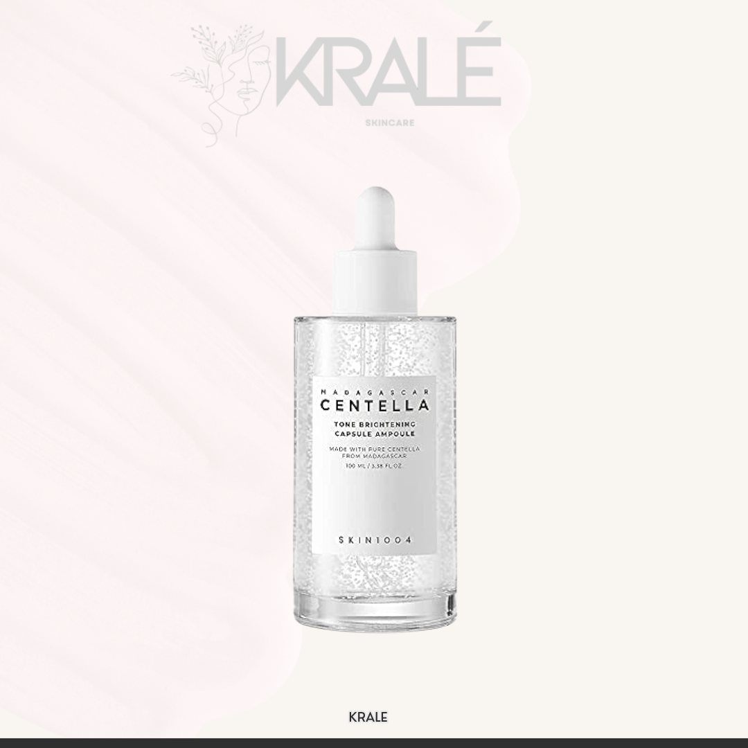 Frasco de sérum facial Skin1004 Madagascar Centella Tone Brightening Capsule Ampoule con gotero sobre fondo claro con logo KRALÉ