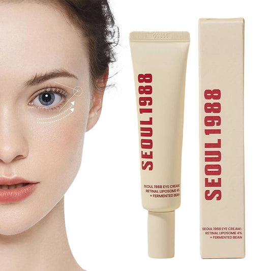 Modelo aplicando crema contorno de ojos KSECRET Seoul 1988 eye cream con empaque y tubo visible